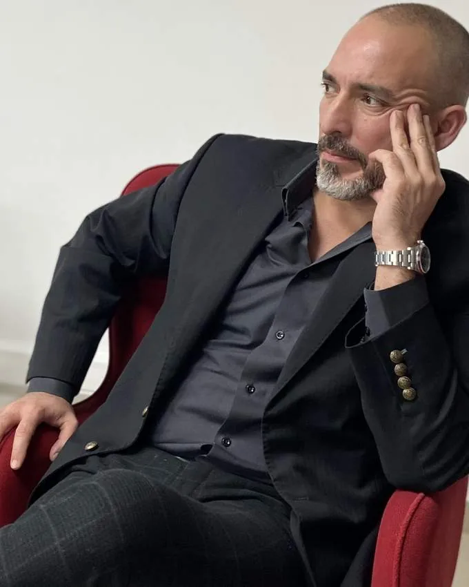 Sebastián López, assis dans un fauteuil à l’Institut